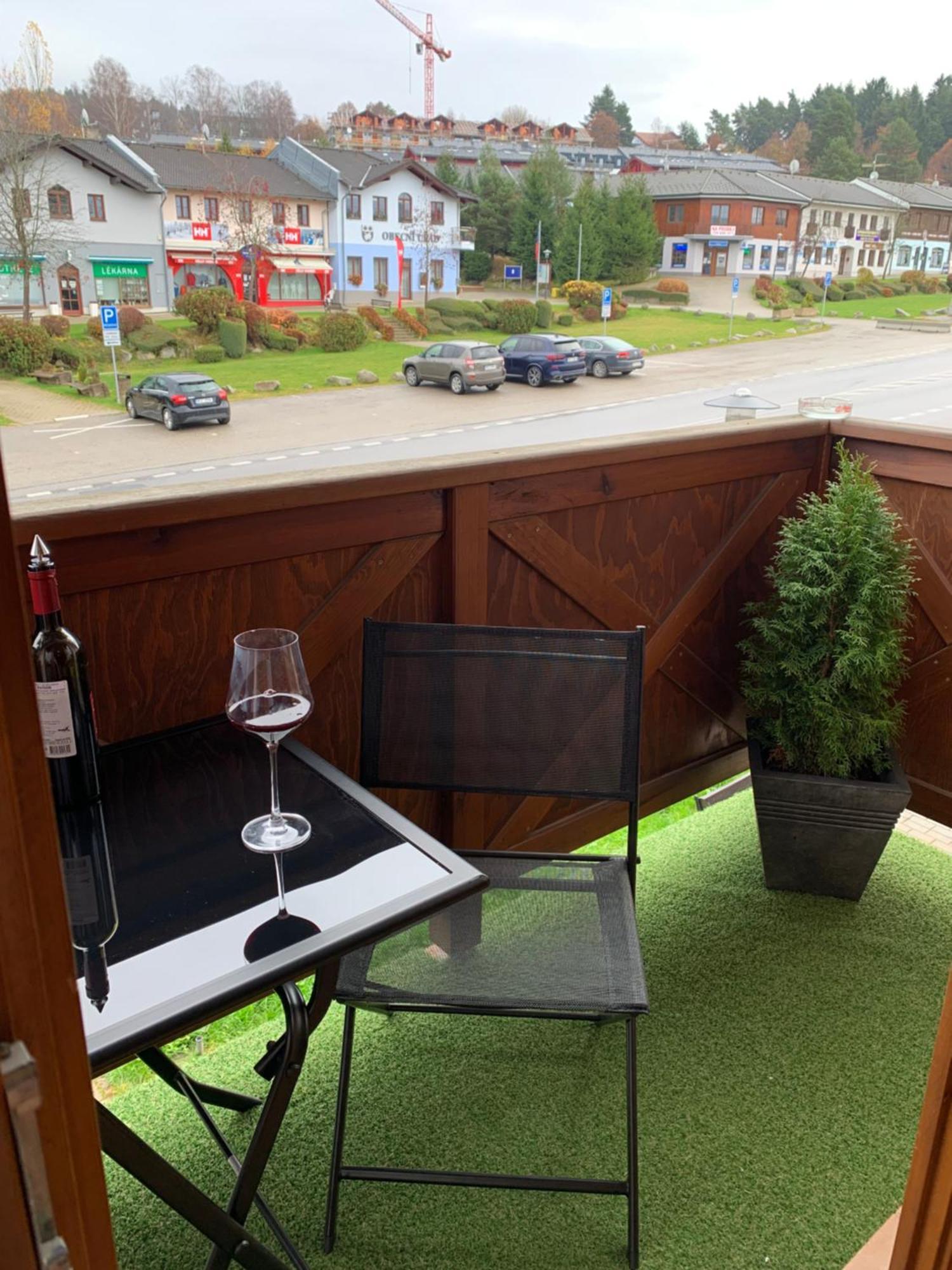Jsmit Music&bar&apartments, Balkony V Apartmanah, Bar Dole Lipno nad Vltavou